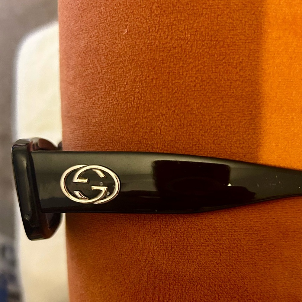 Gucci Black Sunglasses with Glossy Finish - Picture 3 of 6